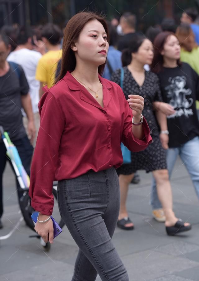 牛仔裤搭配红色衬衣，休闲干练不俗套，日常职场都适用