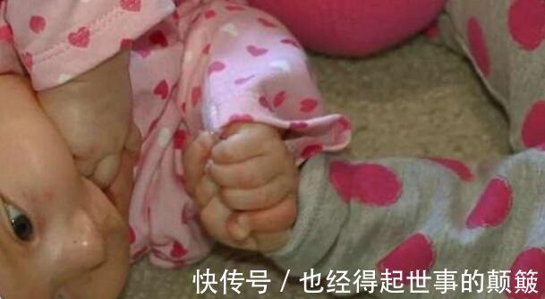 形影不离|双胞胎姐妹花手牵手一起出生,如今2岁了,两个人依旧是形影不离