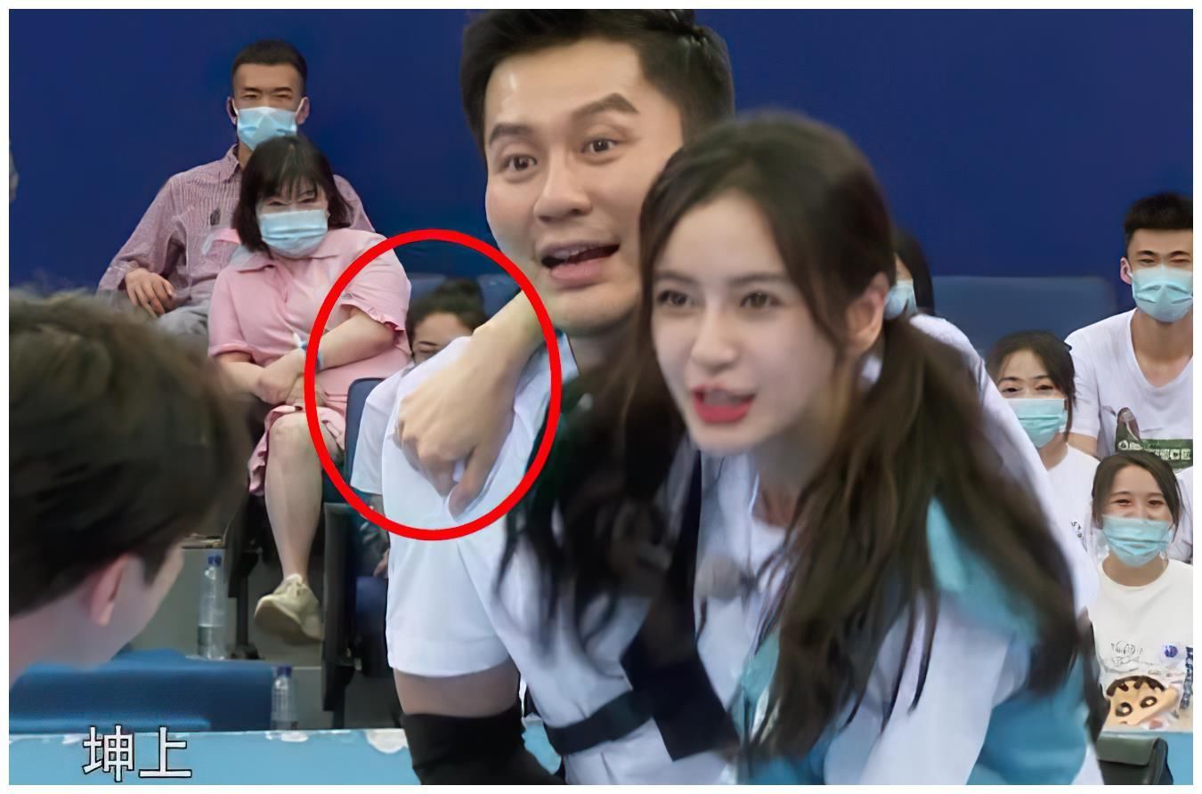 b蔡徐坤打篮球遭全网疯传,被女嘉宾一把抱怀里,像进盘丝洞画面好辛酸