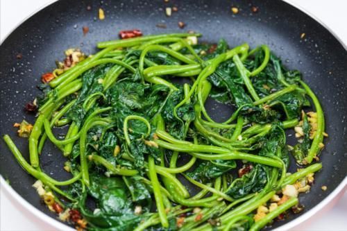 炒红薯叶,有人直接炒,有人先焯水,牢记1窍门,香嫩爽脆不发黑