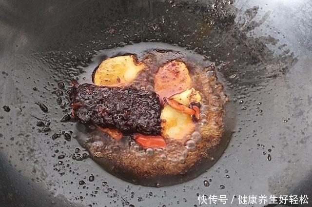 冬天吃肉,我常买它,比排骨便宜,比牛肉鲜香,炖一炖滋补又馋人