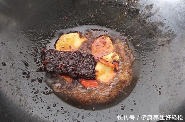 冬天吃肉，我常买它，比排骨便宜，比牛肉鲜香，炖一炖滋补又馋人