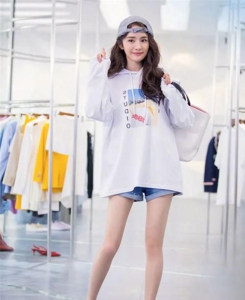 刘雯|白色卫衣不退场，包揽你的时髦造型，轻松穿搭尽显时尚