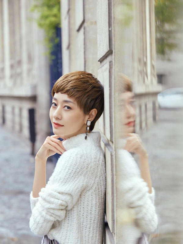 都说“马伊琍”很有气质,原来是很会穿,针织毛衣搭半身裙超时髦