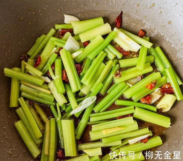 芹菜|芹菜肉丝蒸卤面,肉丝香嫩,芹菜色泽漂亮!