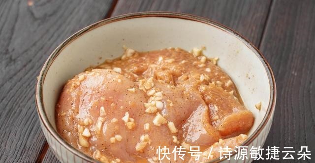 美味|健身之后吃什么,来两块嫩煎鸡胸肉,营养丰富,美味可口!