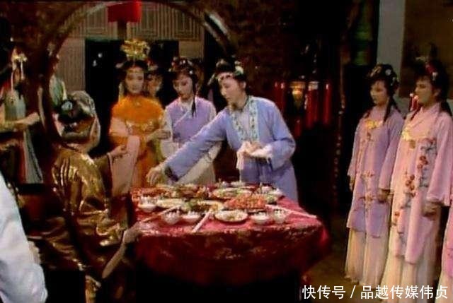 贾宝玉|贾府里有一道特殊的菜,只有贾母一人能吃,仔细品味有点残忍!