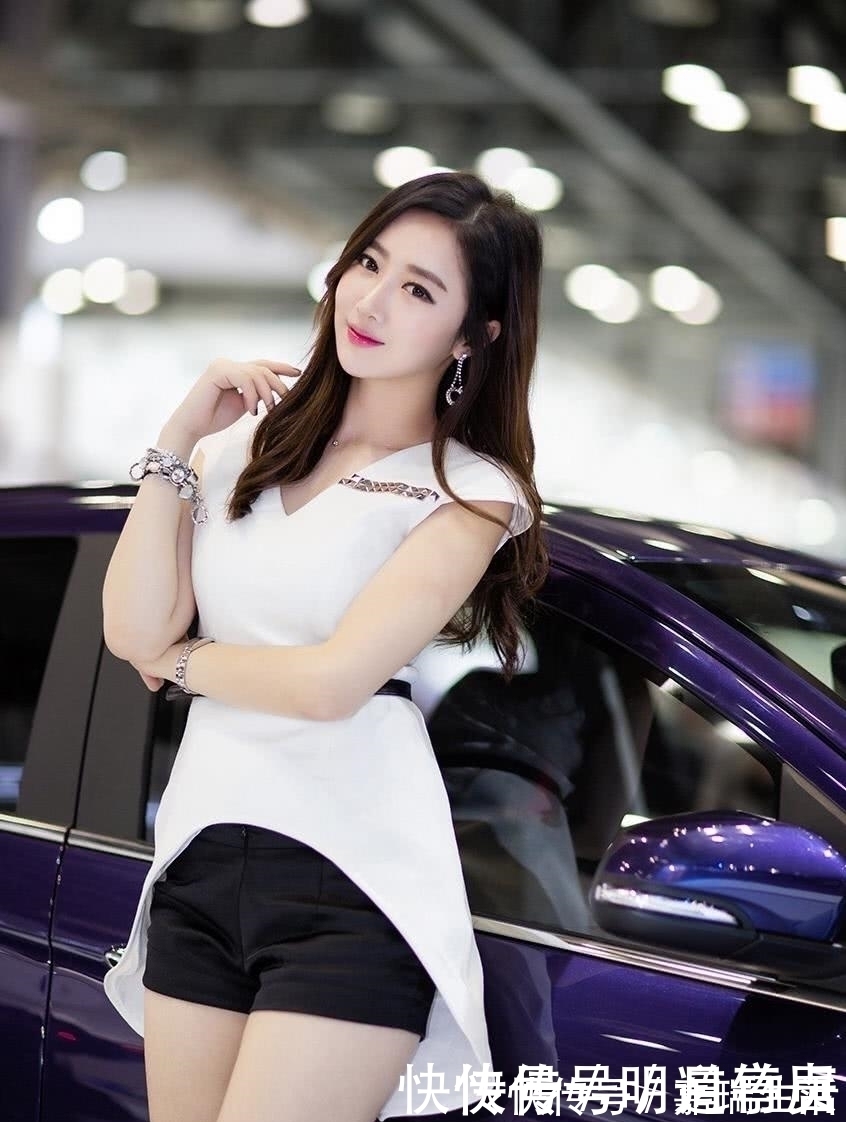 美女车模|性感时尚的白色服饰搭配,将美女车模展现的妩媚性感迷人