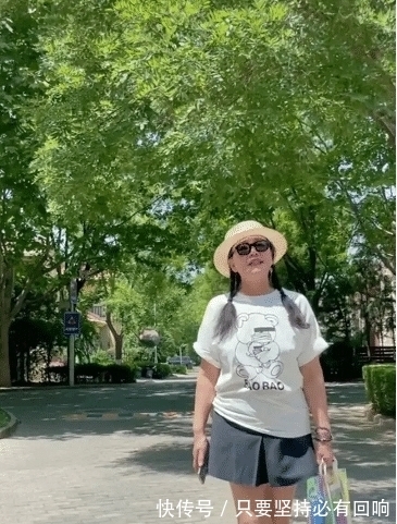 张兰|大S婆婆张兰真敢“装嫩”,63岁穿小短裙扎麻花辫,年轻20岁不止
