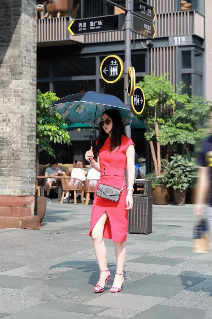  优雅|街拍时尚：高跟鞋搭配紧身裙，优雅时尚又秀身材
