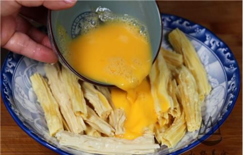 腐竹淋入1个鸡蛋，没想到这么好吃，无需油炸，美味又下饭！