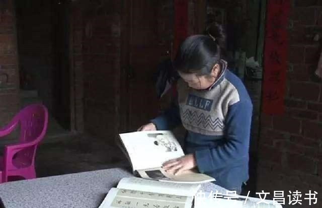 何忠亮#湖南50歲大媽苦練書法數十年,拜曹雋平為師,后一幅字賣到一百元