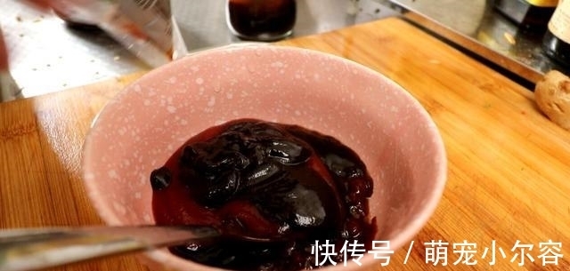 天热不想做饭，媳妇将蔬菜和肉一锅焖，端上桌全家人吃嗨了