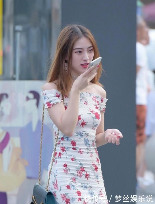 小妹妹 一字肩印花褶皱包臀连衣裙的穿搭，即使玩着手机，也是气场十足