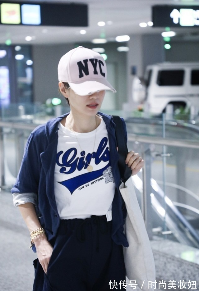 马伊琍|马伊琍才是“普通人”穿搭模板,T恤配7分阔腿裤,舒适又减龄