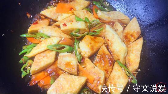 强身健体|一整块豆腐放鸡蛋液里,擀面杖一压,一出锅拿红烧肉也不换