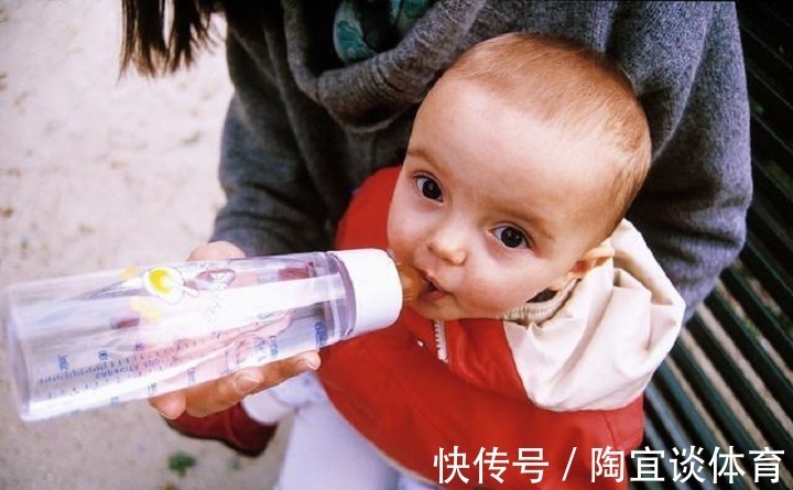 小红|给孩子喝水有讲究,这三个时间点不要给孩子喝水,影响健康