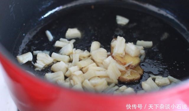 炎热的天气下厨太热,不如在家喝海鲜粥,鲜美又不失营养