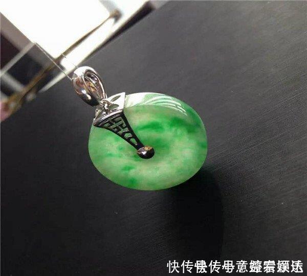 小哥花800买了一块不起眼的翡翠小料子，一刀下去后商家哭了
