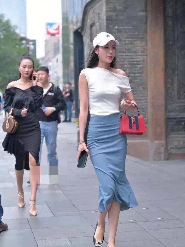 半身裙|罗衣何飘飘, 轻裾随风还, 白色单肩上衣配半身裙的青春时髦穿搭