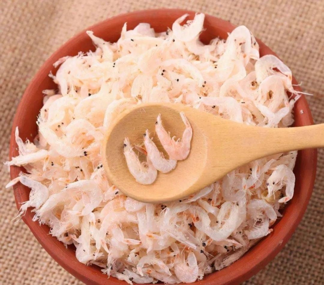 买虾皮,选白色的还是红色的?