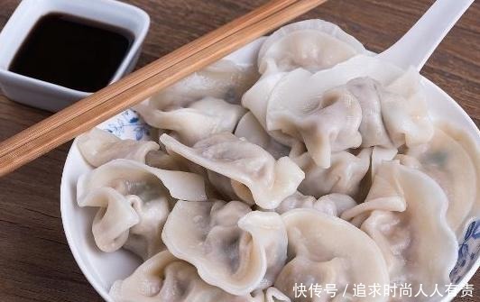 调饺子馅，先放盐还是先放油很多人弄错，难怪饺子不香不入味！
