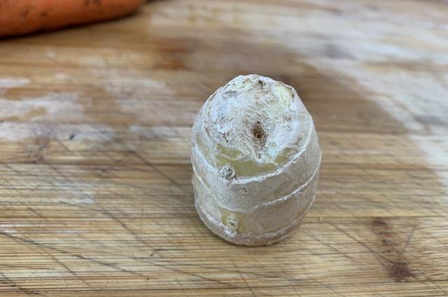 生姜别再放冰箱了，老农教你一招，随吃随取，怎么放都不干