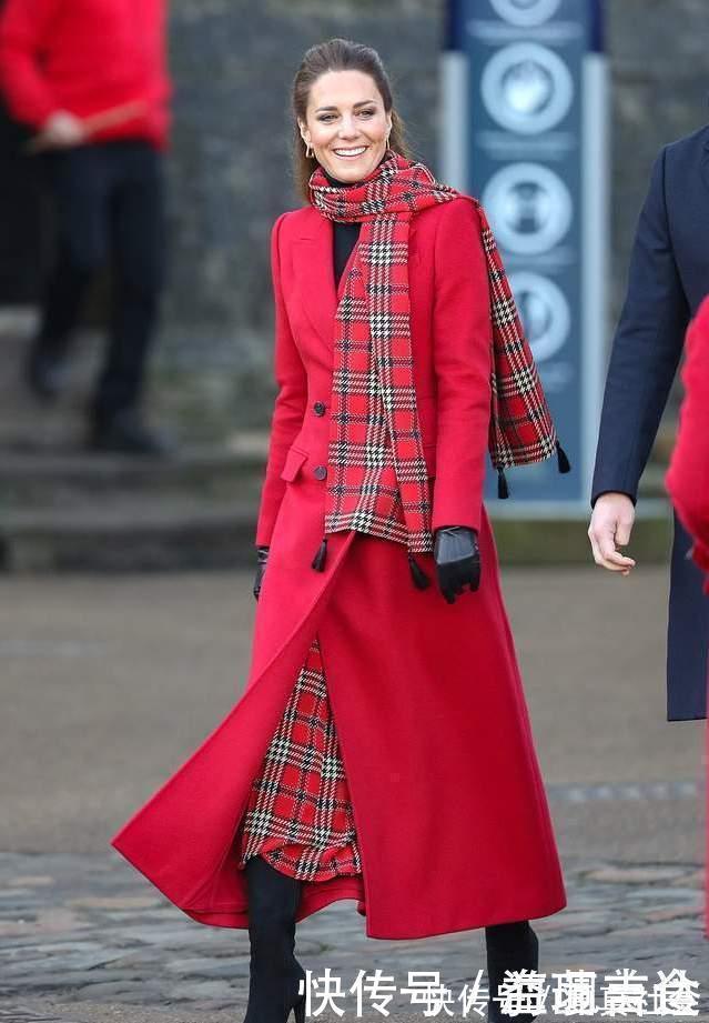 威廉|凯特总算让人眼前一亮!穿中国红大衣示范圣诞穿搭,换了发型超美