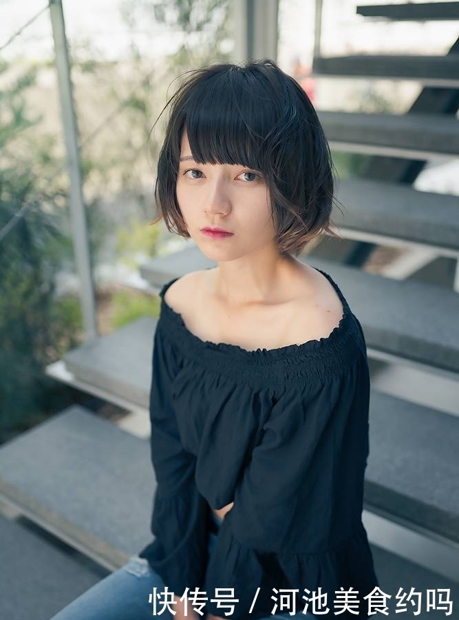 时尚穿搭:牛仔裤搭配露脐上衣,秀出娇艳动人的气质。