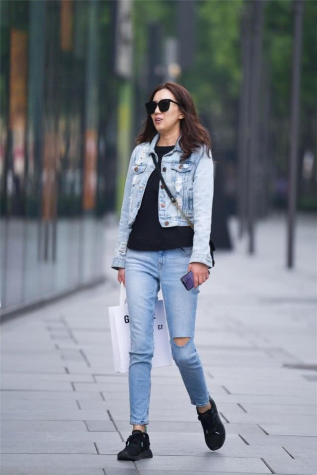 靓丽|街拍:气质靓丽的时尚美女,白色的休闲西装帅气大方