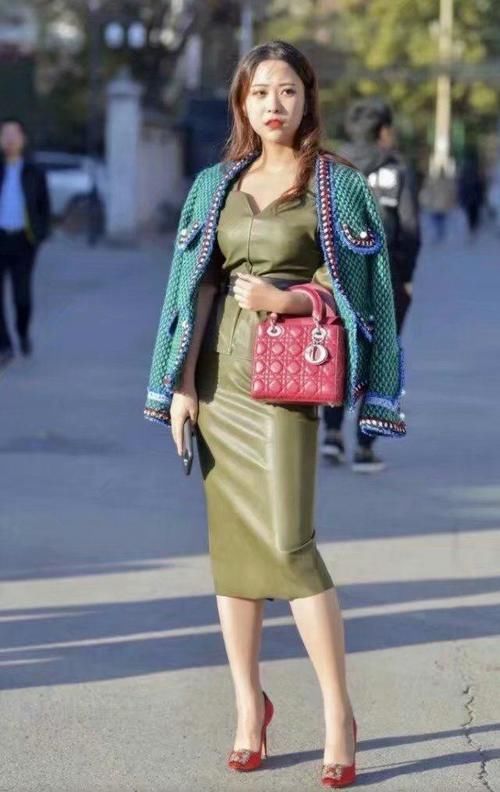 身材|街头拍摄:长发美女身材既性感又迷人