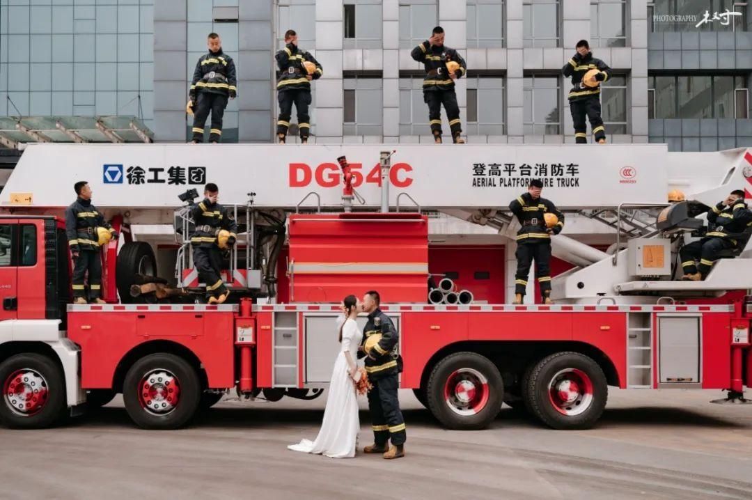 拍摄现场，新郎跑了，新娘却很淡定... ...