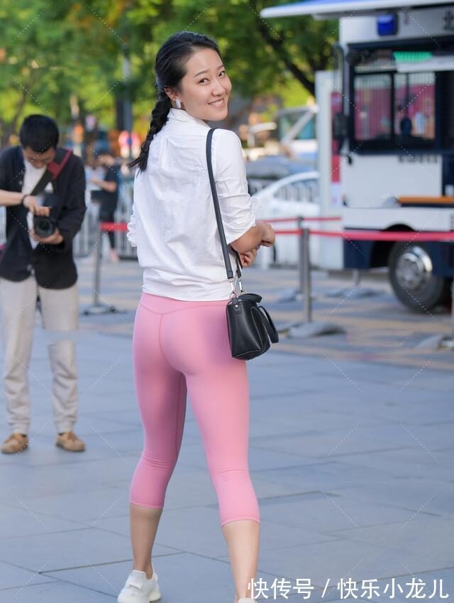 女性 打底裤的搭配显女性高贵优雅的气质,时刻放松心情