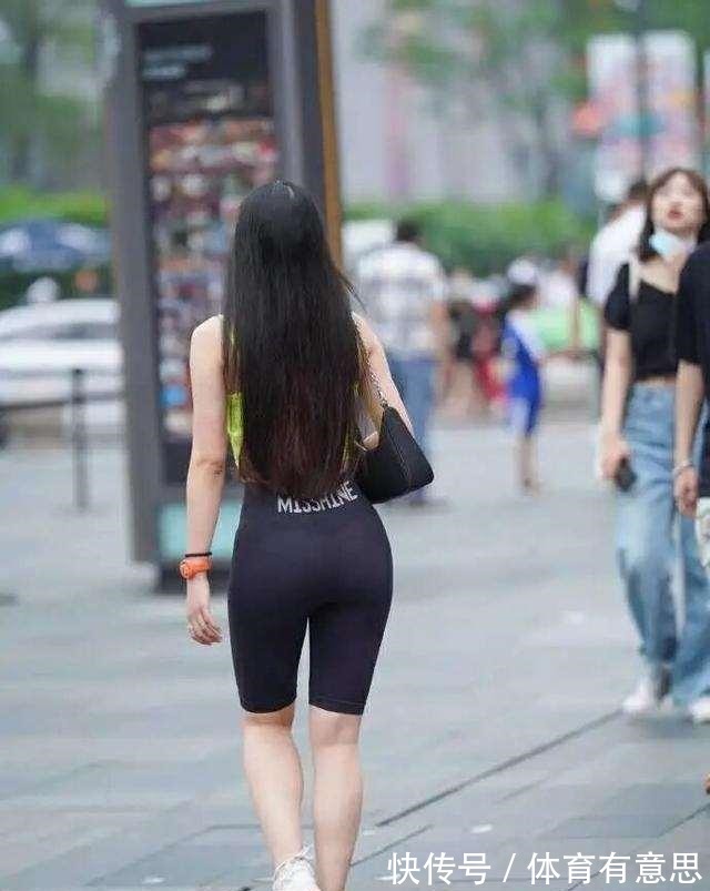 百搭 打底裤最经典百搭,造型简约利落又显瘦,笑容甜美!