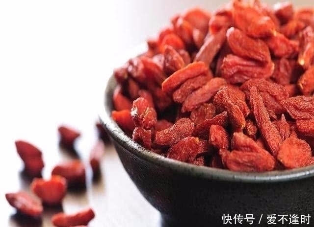 大肚腩|枸杞与“它”配搭,连续喝一周,排出湿毒,连大肚腩也消失了