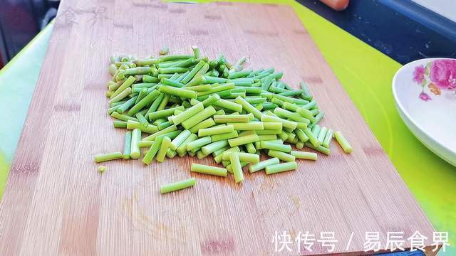 蒜苔不光能炒肉,还可以和鸡蛋一起炒,清脆爽口好吃又营养