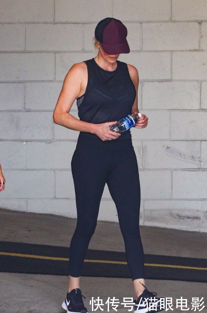 健身|45岁塞皇健完身满脸通红，肌肉紧实有力量，网友：以为是健身教练