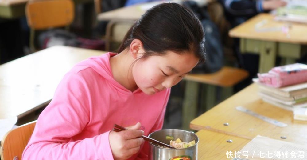 学生|孩子没吃早餐在班级里吃面包，老师惩罚买40多份，家长反驳：凭啥