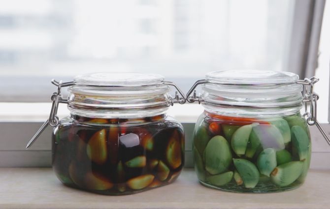 泡腊八蒜用什么醋？教你3个技巧，1晚变绿，酸辣爽脆，放1年不坏