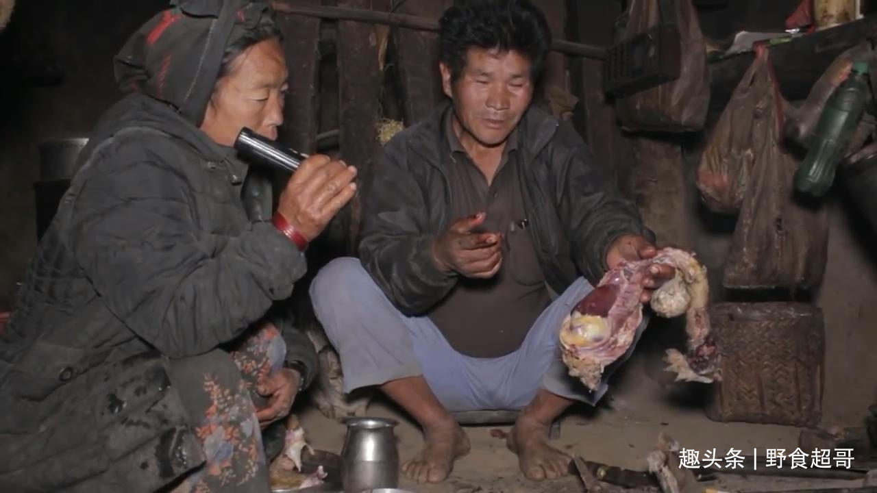 尼泊尔山区穷家吃鸡肉，打着手电筒炒菜，鸡肠不洗直接挤掉鸡粪