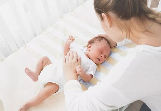 宝宝|如何看待不给婴儿喝水,不把尿等现代育儿观念?