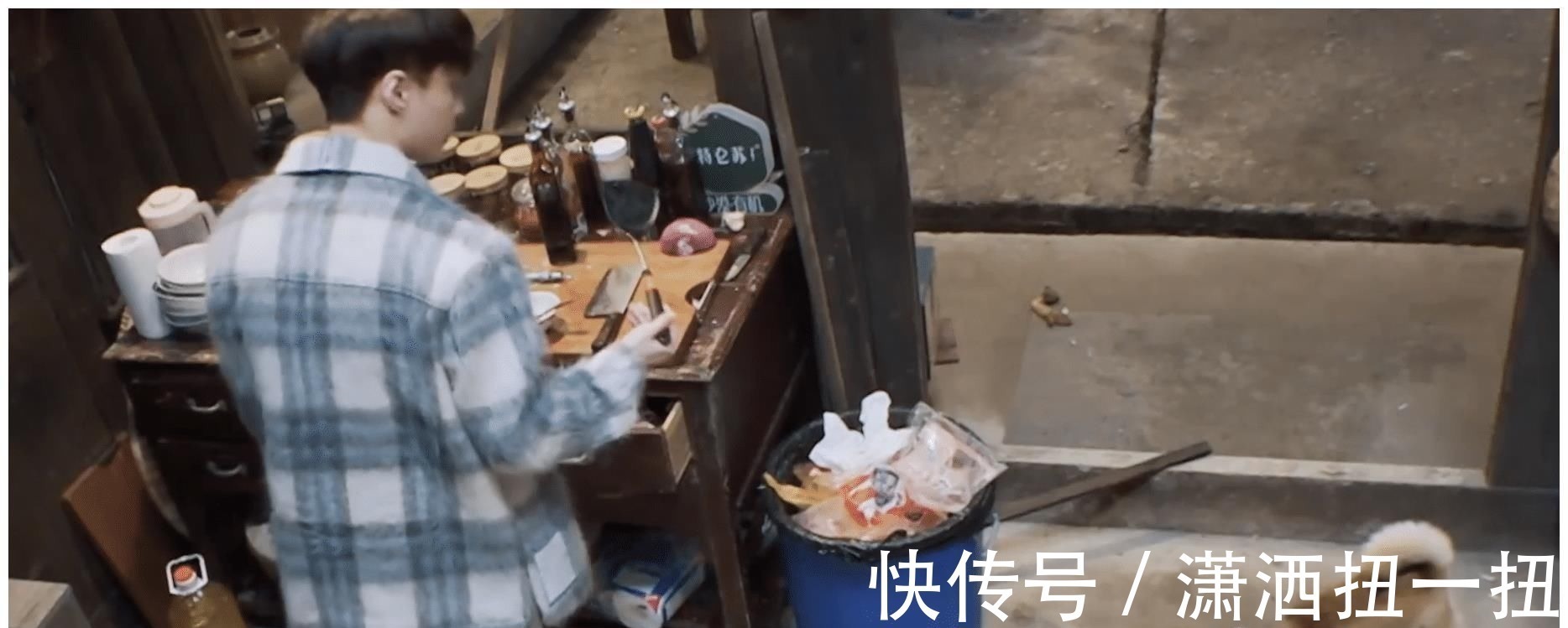 何炅从地上捡起小H叼的肉,打算洗洗煮了吃,张艺兴的做法好耿直