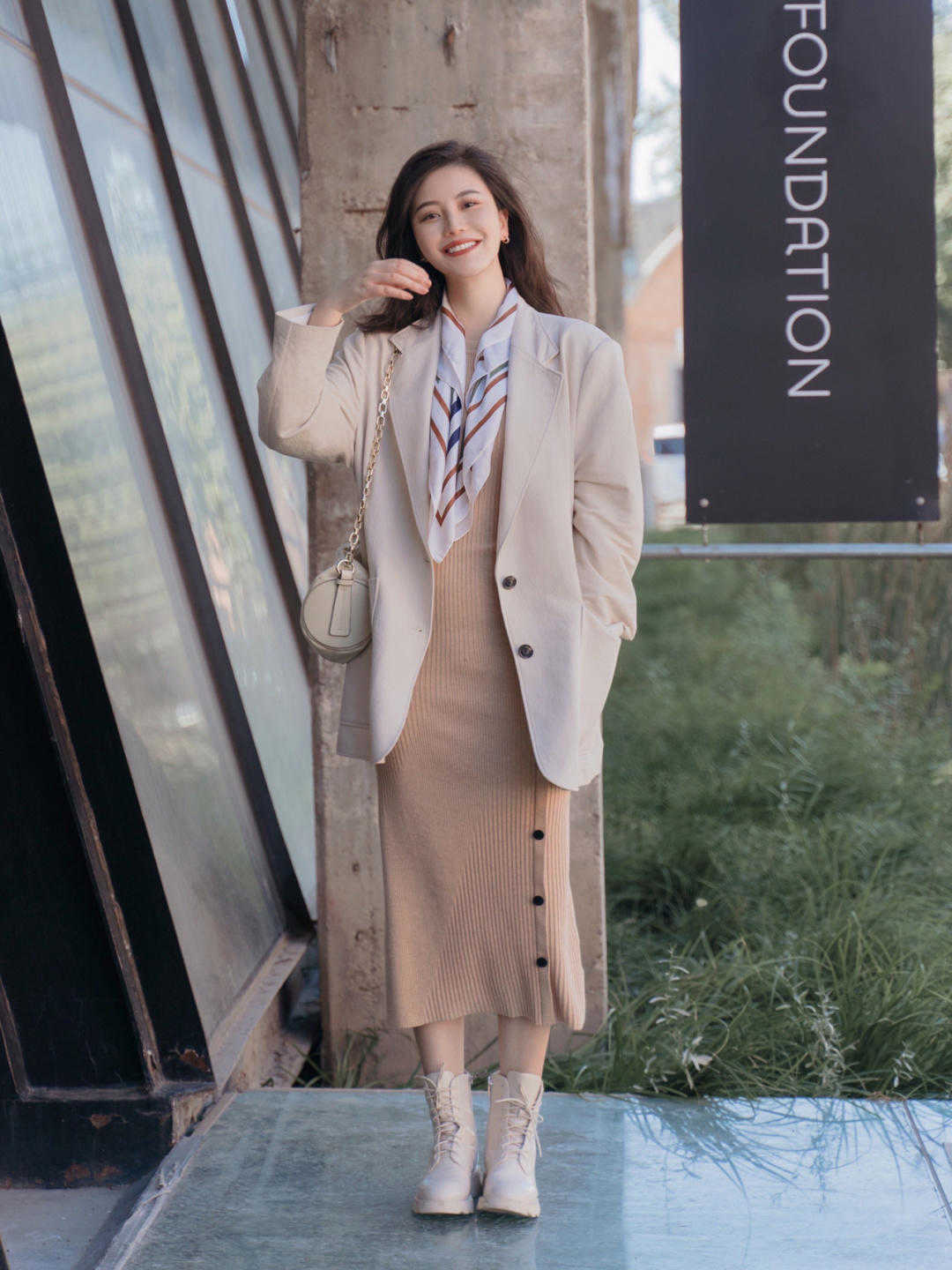 马丁靴 女生秋冬穿风衣时,不管高矮,搭配这些鞋子,照样很高级