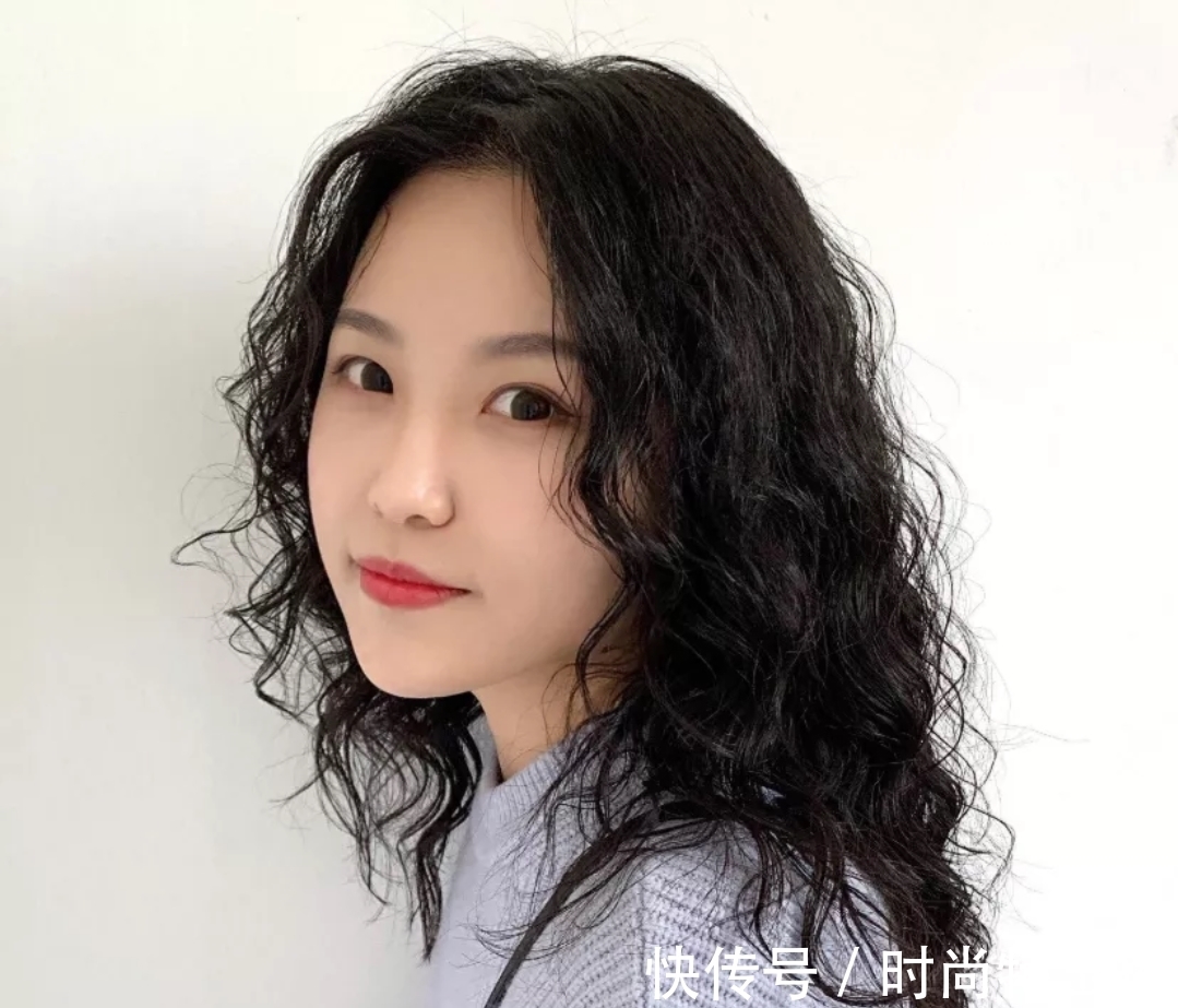 洋气 今年秋冬发型别乱剪,18款洋气烫发送给你,无论胖瘦都适合