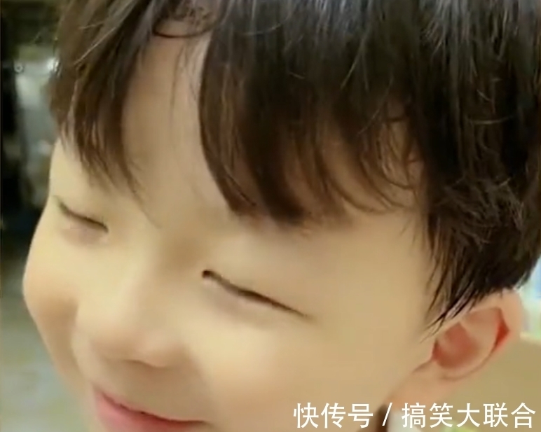 妈妈|江苏一妈妈赤脚回家萌娃心疼不已,下一秒得知原因后萌娃哭笑不得