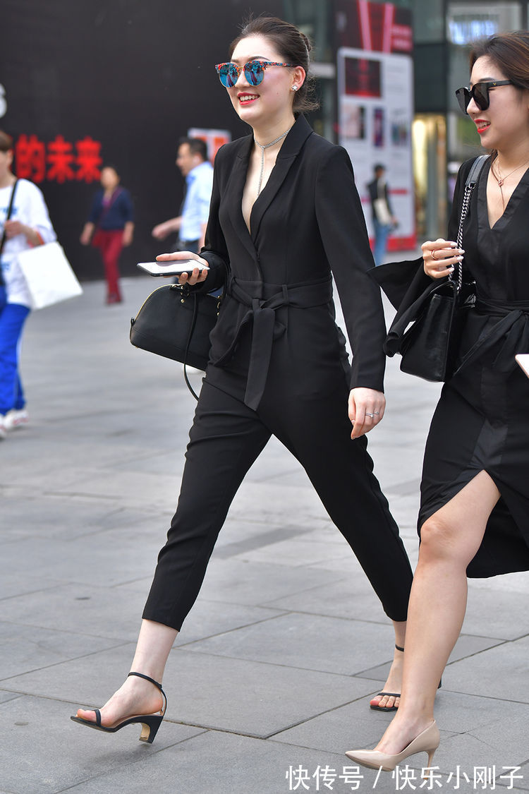 连体裤 时髦的女生总是洋溢出个性的美,在穿搭上毫不吝啬身材的优势