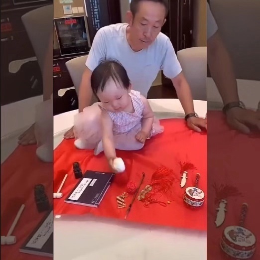 中国人|孙女周岁抓周，爷爷满怀期待，可是孙女抓到的“它”气坏了爷爷！