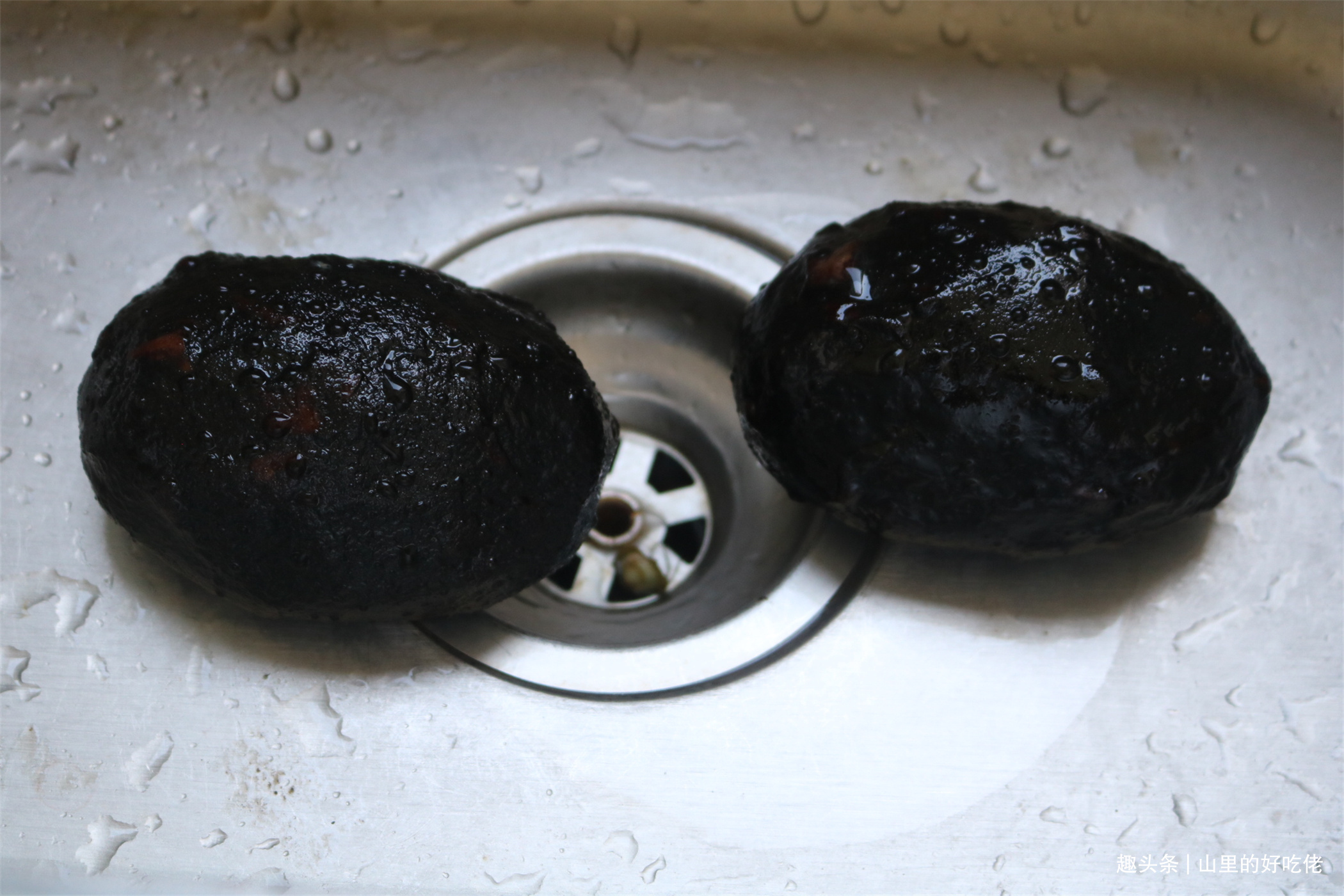 辣椒新吃法，焯水下锅炸一炸，外酥里软，拿来炒菜也算一绝了