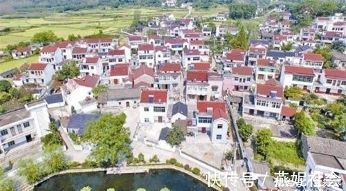 房价|手握40万现金，在市里付首付，还是回农村盖别墅？未来谁更吃香？