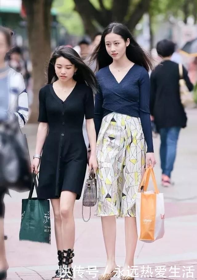 V领针织半身裙,气质动人,清新自然